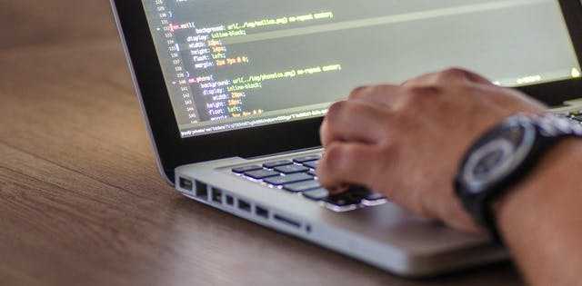 Entwickler arbeiten gemeinsam am Laptop